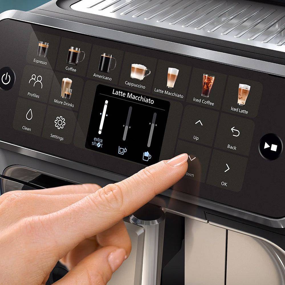 Kaffeevollautomat 5500 Series EP5547/90, 20 Kaffeespezialitäten (heiß oder eisgekühlt), LatteGo-Milchsystem, SilentBrew Technologie, Schwarz Verchromt