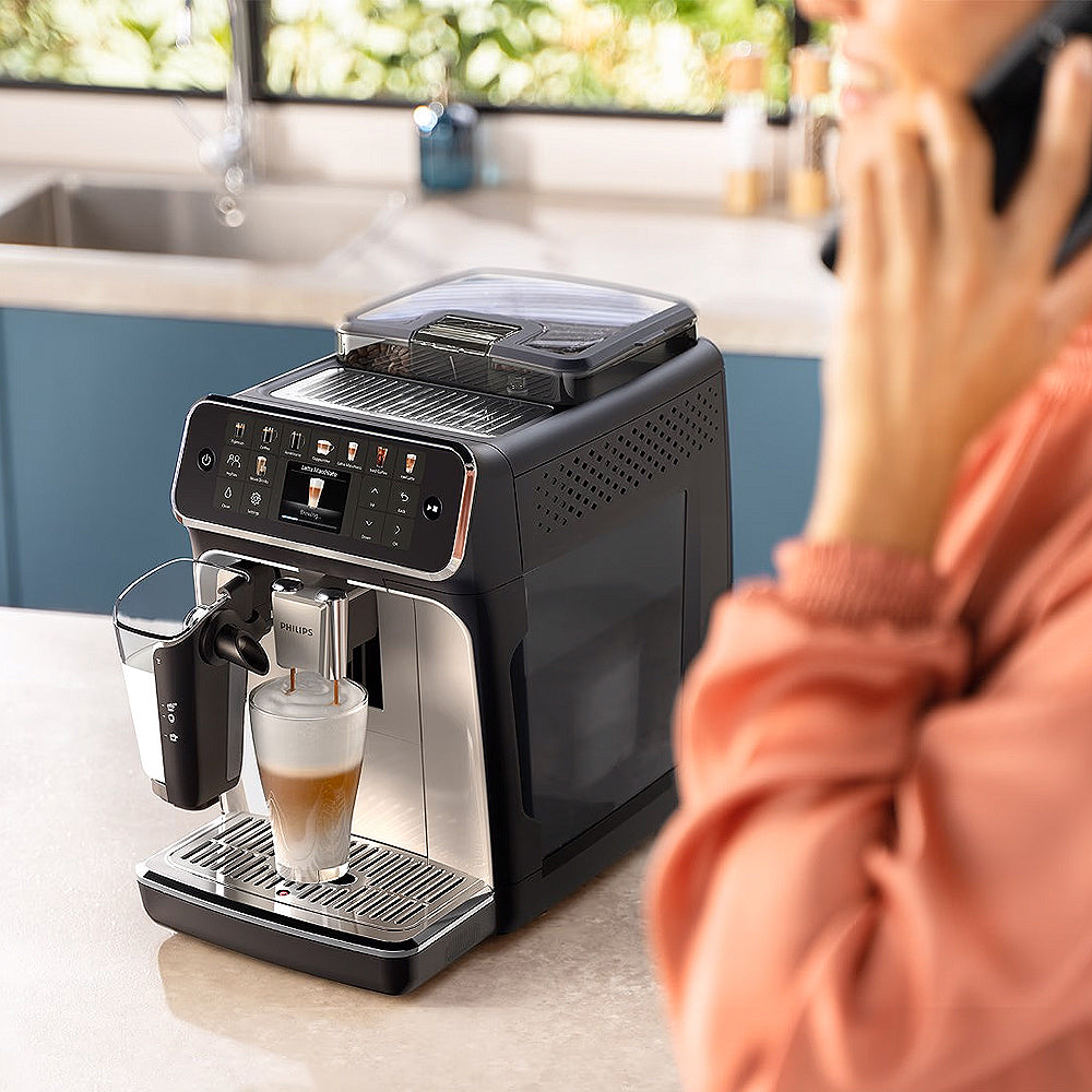 Kaffeevollautomat 5500 Series EP5547/90, 20 Kaffeespezialitäten (heiß oder eisgekühlt), LatteGo-Milchsystem, SilentBrew Technologie, Schwarz Verchromt