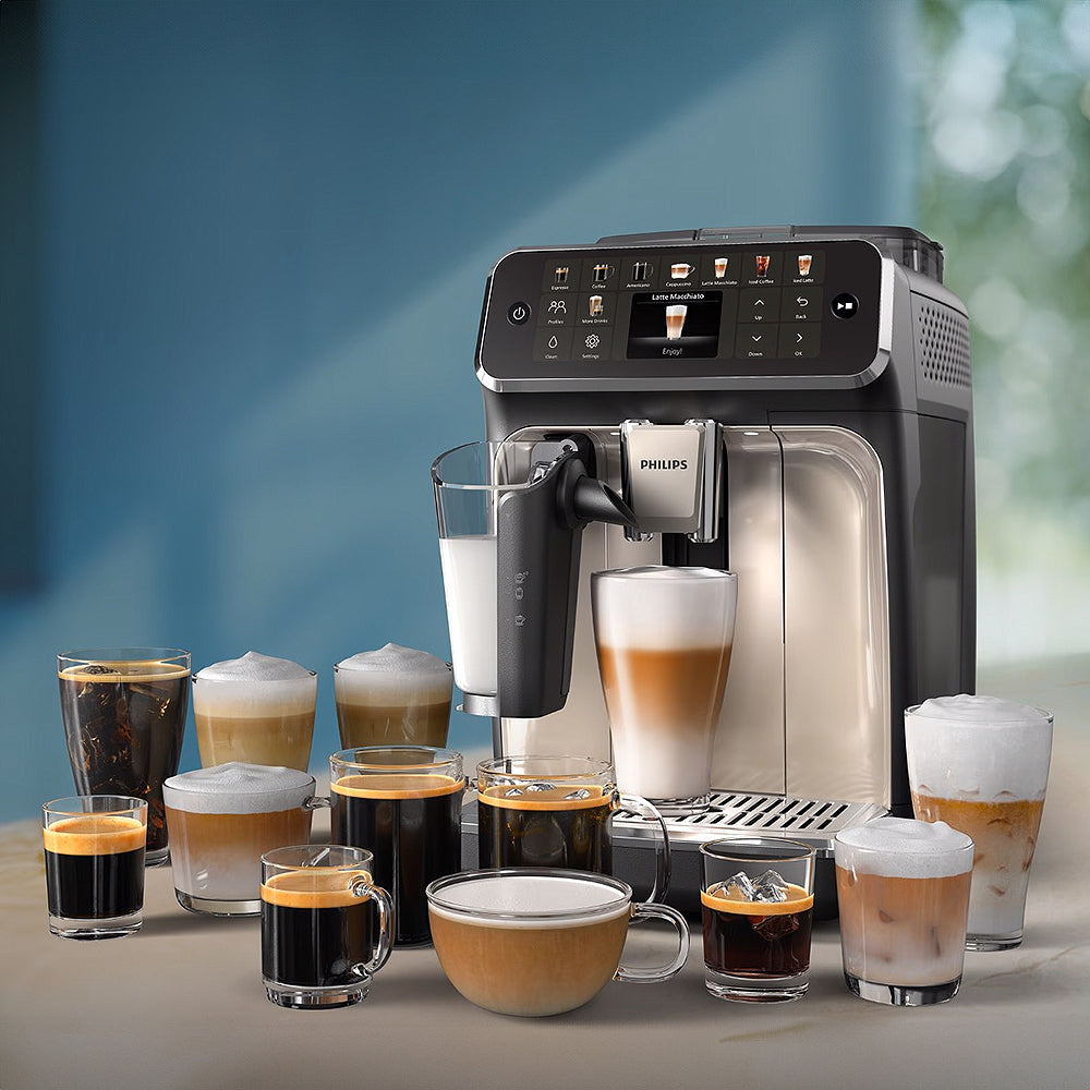 Kaffeevollautomat 5500 Series EP5547/90, 20 Kaffeespezialitäten (heiß oder eisgekühlt), LatteGo-Milchsystem, SilentBrew Technologie, Schwarz Verchromt